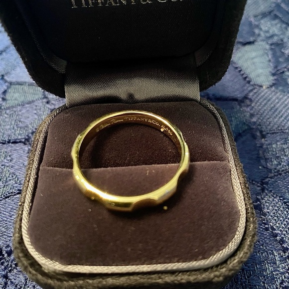 Tiffany & Co Paloma’s Groove 18K Gold Ring 3mm - Picture 2 of 3